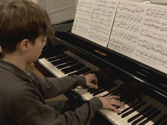 leerling speelt piano